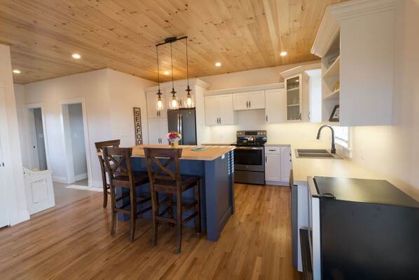 Een koelkast, een microgolfoven, een oven, een kookplaat