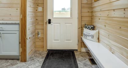 Flower Patch Cottage Cozy& Family friendly Hot tub! 5bedroom & 4 bath