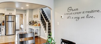 Flower Patch Cottage Cozy& Family friendly Hot tub! 5bedroom & 4 bath