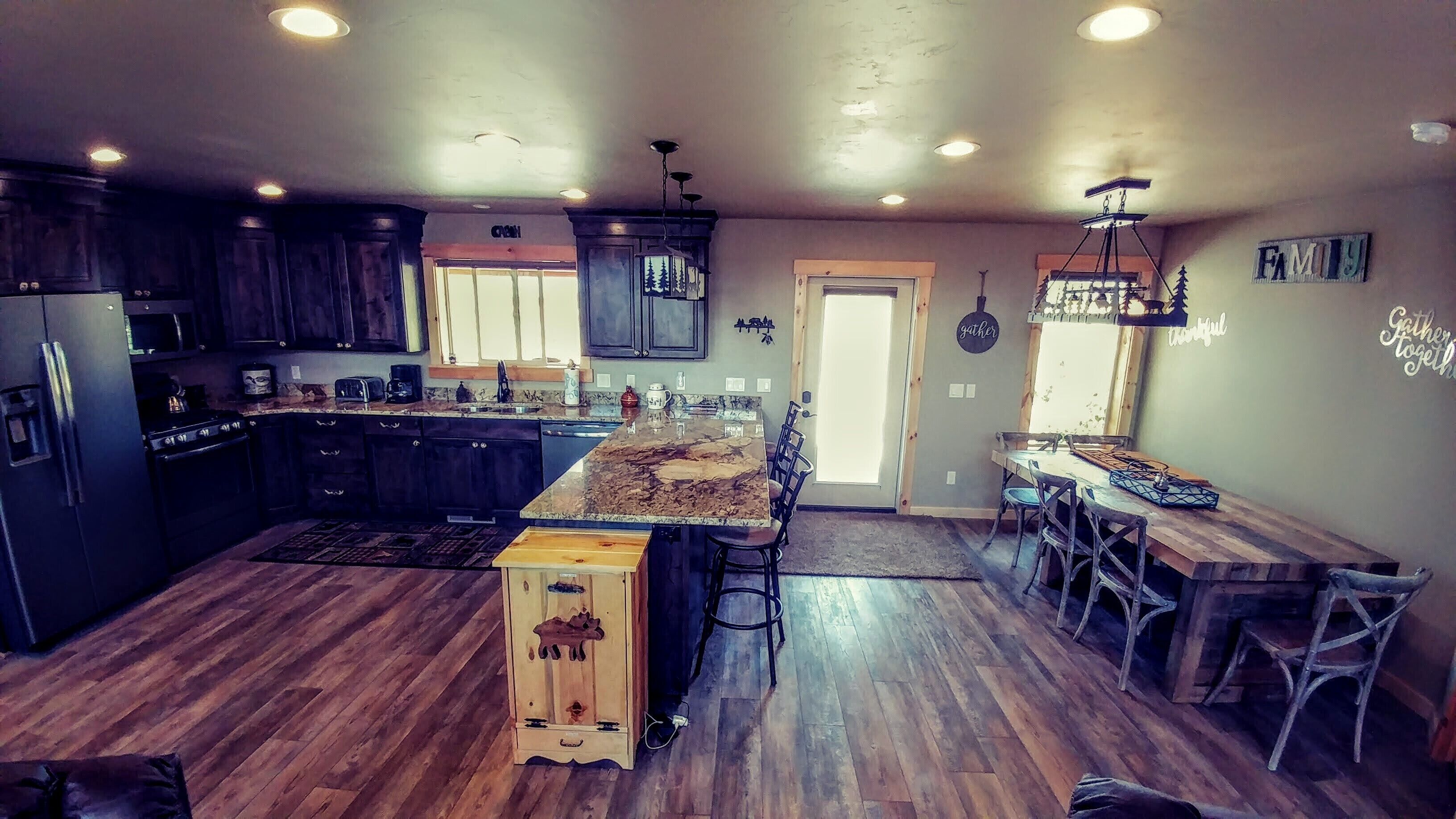 SERENE MEADOW
NEW BEAUTIFUL/RELAXING CABIN RIGHT IN THE MEADOW OF DUCKCREEK. 