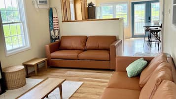 TV connectée, lecteur de DVD, livres, vidéothèque