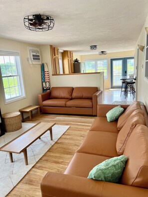 Smart-TV, DVD-Player, Bücher, Videothek