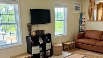 Älytelevisio, DVD-soitin, kirjoja, videokirjasto