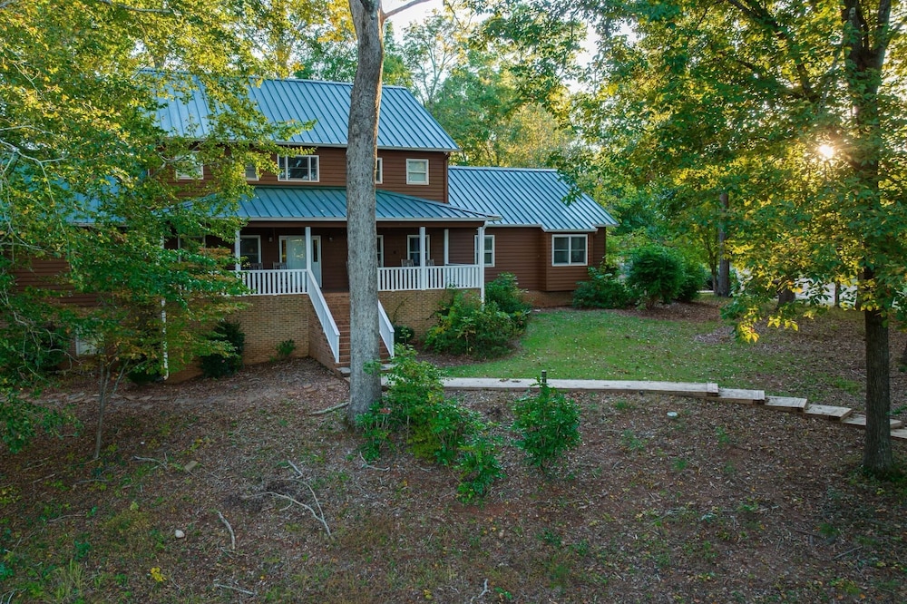 Lundy Creek Lodge- 17 Bedroom Lodge perfect for Retreats, Reunions and Weddings