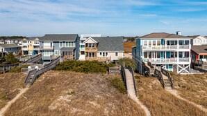 Un quartier résidentiel situé sur la côte, où les maisons sont dotées de balcons et offrent une vue sur le littoral.