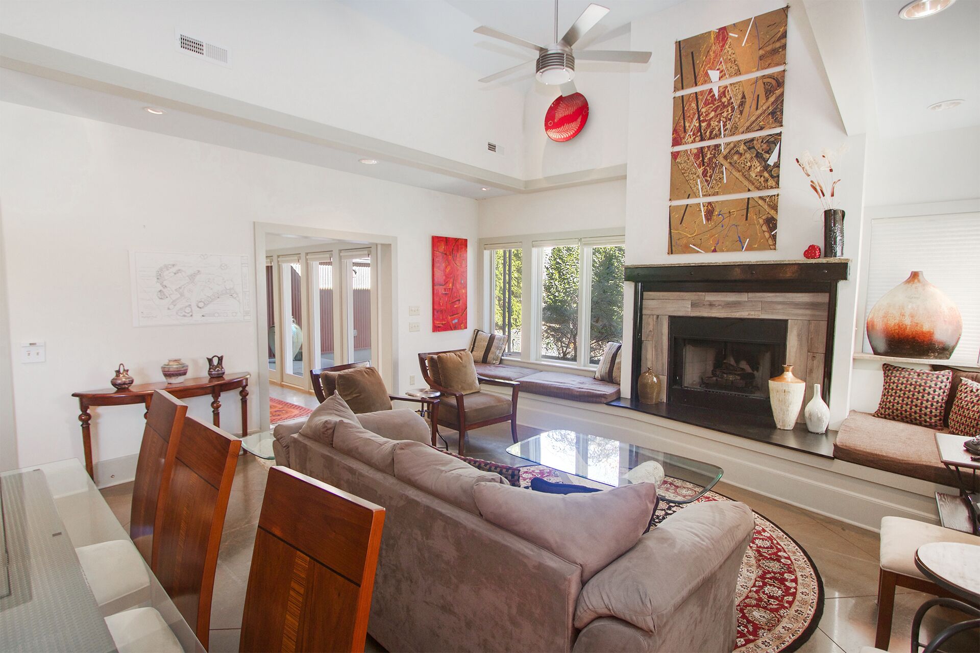 Art-filled home, 1.5 acres, 2 mi to town, Mtn views,  pets OK!