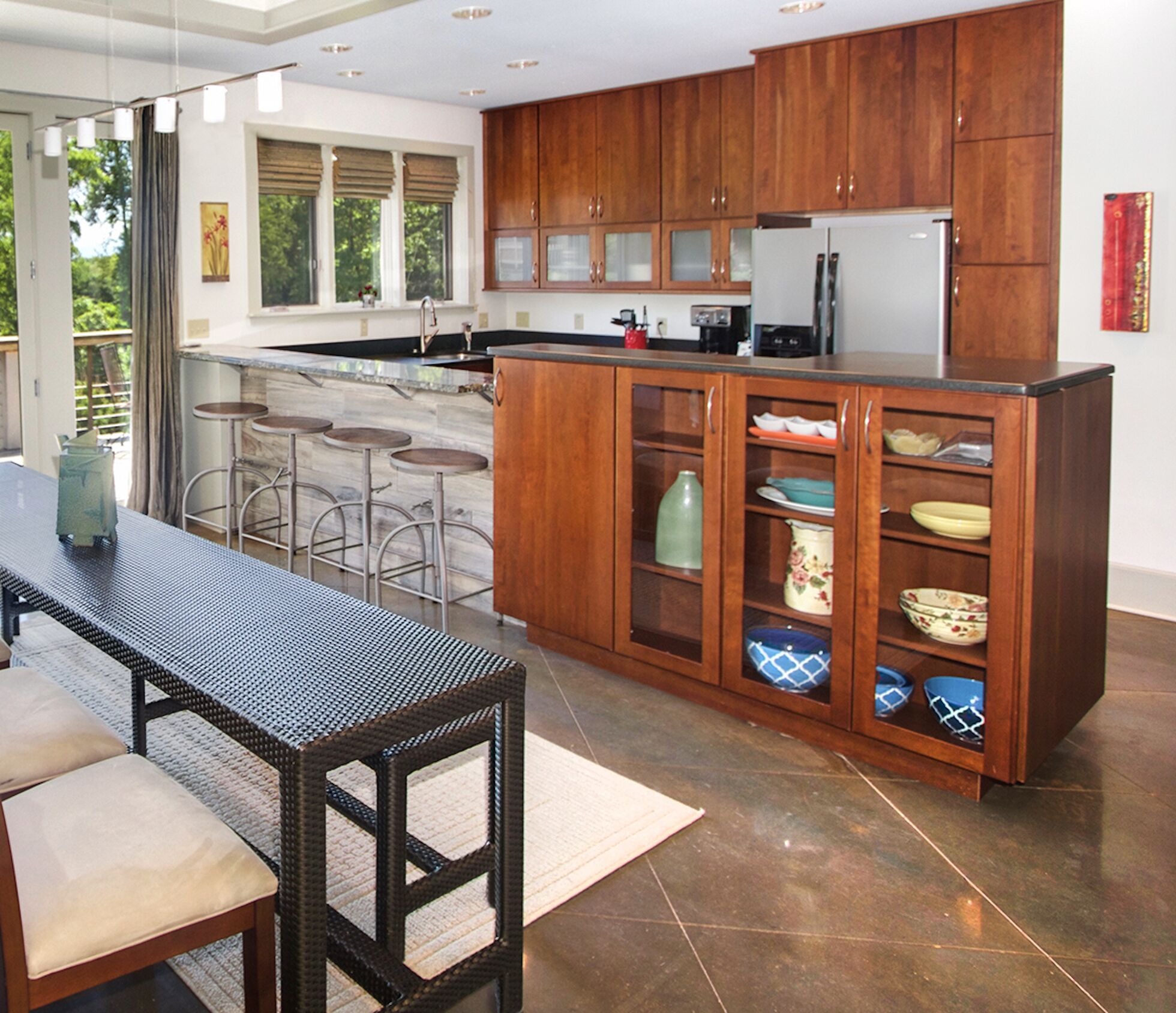 Art-filled home, 1.5 acres, 2 mi to town, Mtn views,  pets OK!