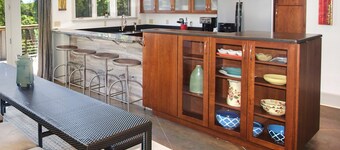 Art-filled home, 2 mi to town, Pets ok. Hot tub! Winter special!