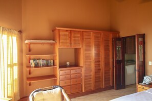 4 Schlafzimmer, Zimmersafe, Schreibtisch, Reisekinderbett