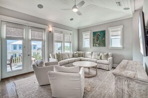 TV a schermo piatto, lettore DVD, impianto stereo, studio