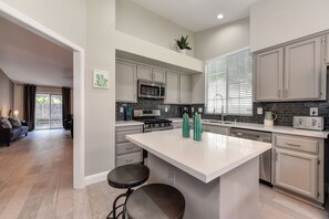 Geladeira, micro-ondas, fogão, cooktop