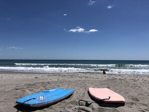Plage, chaises longues, serviettes de plage