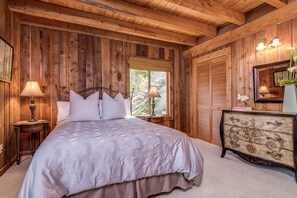 2 bedrooms, iron/ironing board, free WiFi, bed sheets - Suzie's Luxury Cabin Asheville HOT TUB  VIEWS  nr BILTMORE July 25% discount /mt (Asheville)