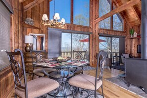 Dining - Suzie's Luxury Cabin Asheville HOT TUB  VIEWS  nr BILTMORE (Asheville)