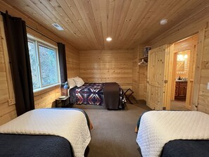 8 bedrooms, travel cot, free WiFi, bed sheets - Home Theater, Hot tub & Huge Covered Patio! Stunning Home 2 Miles from Town! (Leavenworth)