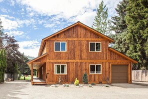 Exterior - Home Theater, Hot tub & Huge Covered Patio! Stunning Home 2 Miles from Town! (Leavenworth)