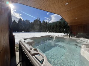 Outdoor spa tub - Home Theater, Hot tub & Huge Covered Patio! Stunning Home 2 Miles from Town! (Leavenworth)