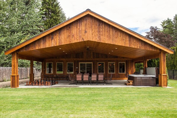 Terrace/patio - Home Theater, Hot tub & Huge Covered Patio! Stunning Home 2 Miles from Town! (Leavenworth)