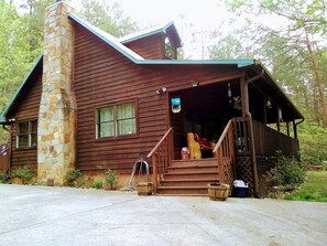 Exterior - Lazy Bear's Den (Sevierville)