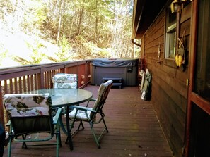 Outdoor dining - Lazy Bear's Den (Sevierville)