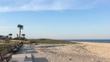 En la playa, camastros y toallas de playa