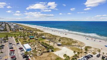 En la playa, camastros y toallas de playa