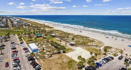Early Booking Savings! Large Cozy Oceanfront Condo with Private Balcony