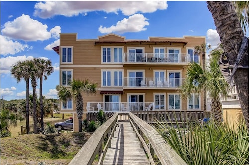 Early Booking Savings! Large Cozy Oceanfront Condo with Private Balcony