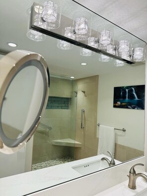 Regadera, secadora de cabello, bidet, toallas 
