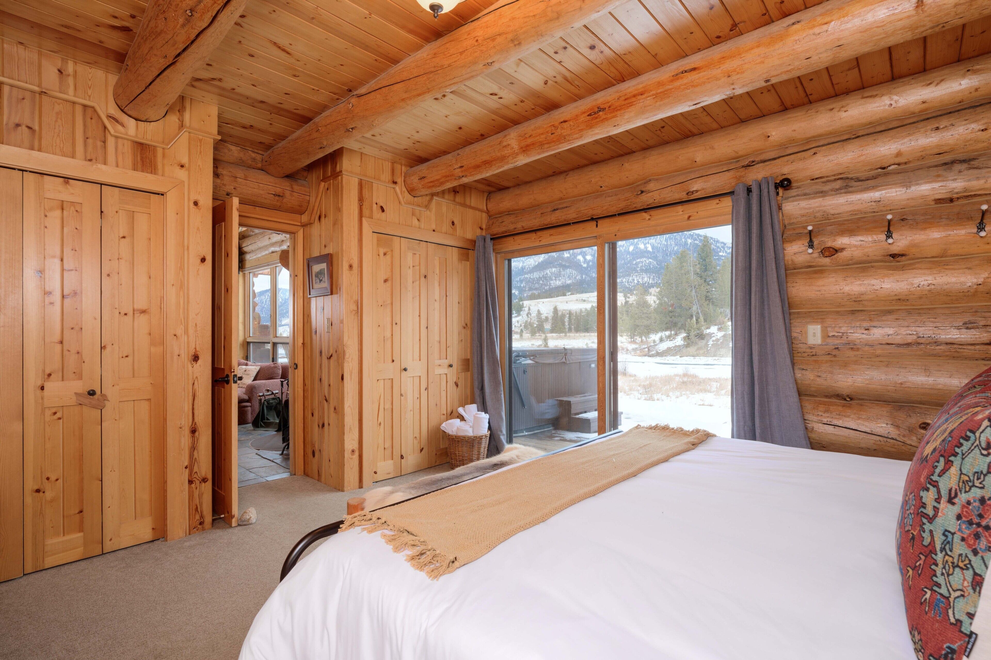 Luxury cabin on the Gallatin River in Big Sky, MT! Near Big Sky & Yellowstone!