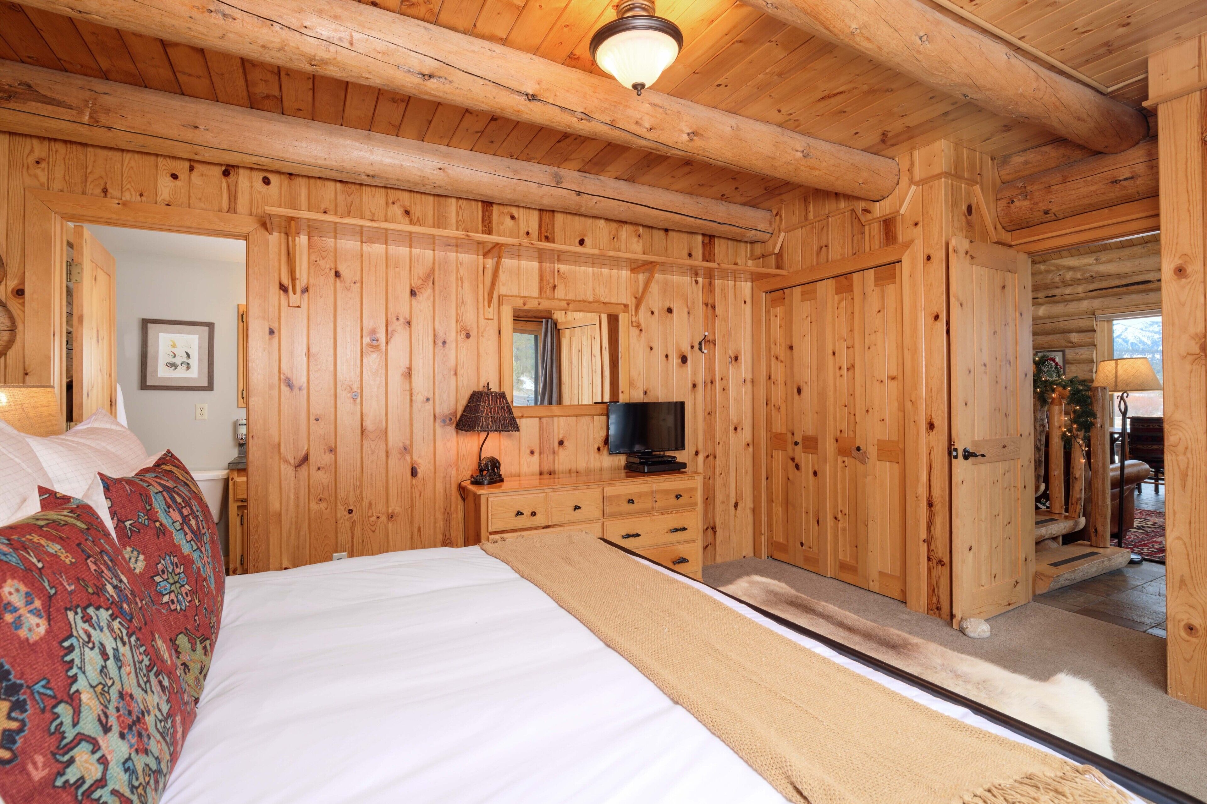 Luxury cabin on the Gallatin River in Big Sky, MT! Near Big Sky & Yellowstone!