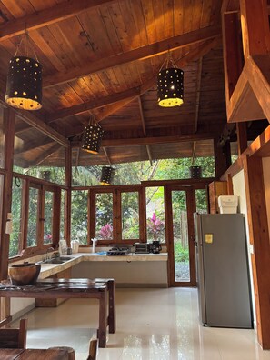 KĂŒhlschrank, Wasserkocher mit Kaffee-/Teezubehör, Wasserkocher, Toaster
