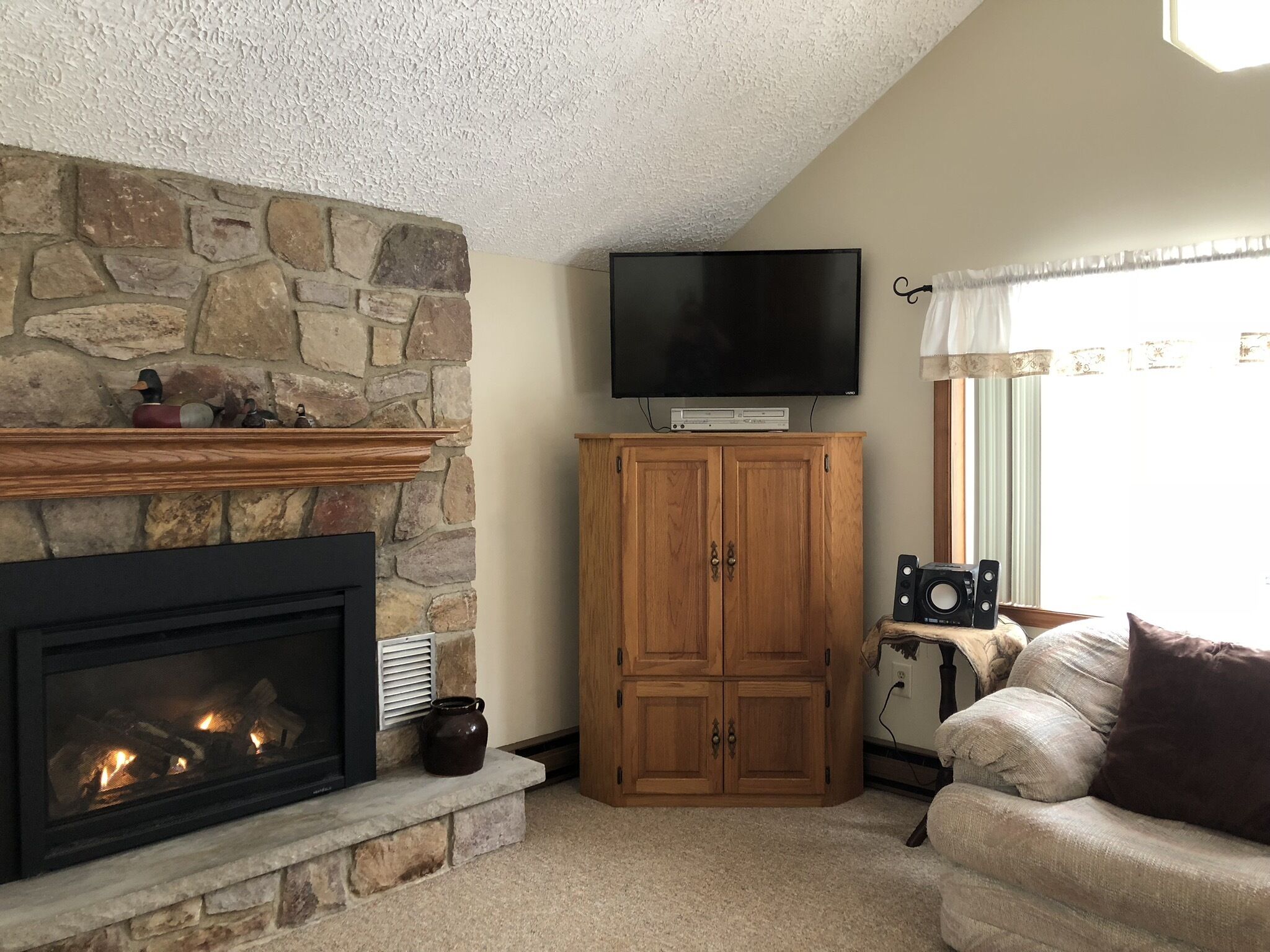 Cozy Cottage in the Pocono Mountains near ski slopes, sleeps 6