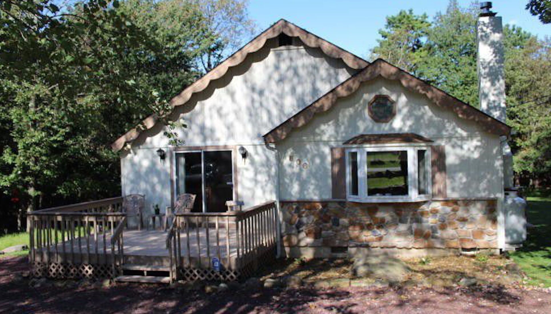 Cozy Cottage in the Pocono Mountains near ski slopes, sleeps 6