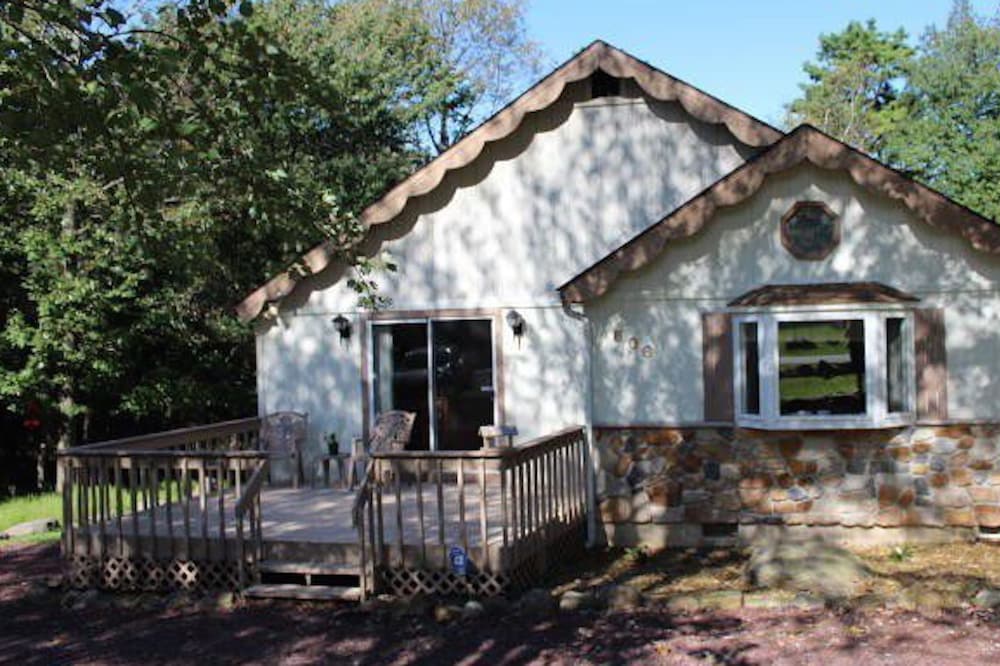 Cozy Cottage in the Pocono Mountains near ski slopes, sleeps 6