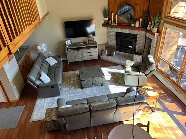 Smart TV, chimenea, reproductor de DVD y futbolito 