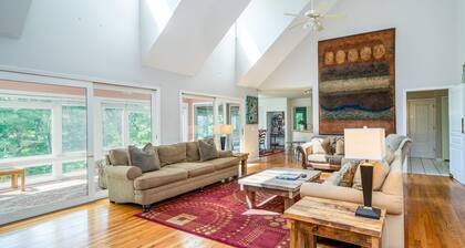 Huge Lodge, 1.5 Mi to town, Mtn Views, pets OK.