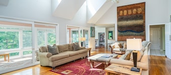 Huge Lodge, 1.5 Mi to town, Mtn Views, pets OK.