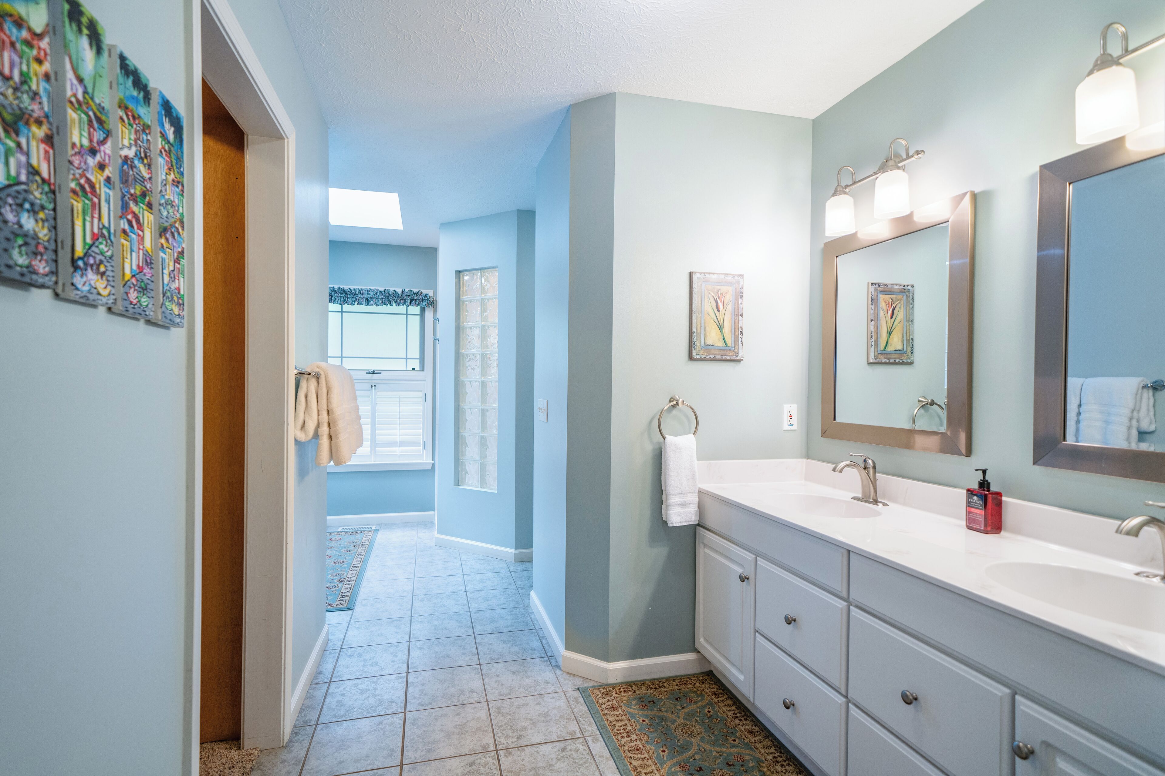 Master bath also has double sinks and huge walk-in closet.