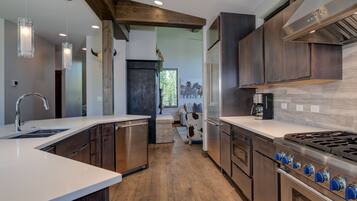 Geladeira, micro-ondas, fogão, cooktop