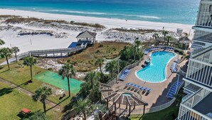 Een resort met een zwembad, toegang tot het strand en uitzicht op de oceaan.