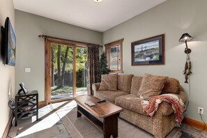 TV, fireplace, DVD player, books - Mountain Living at its Finest! Ski-In-and-Out, 
Pvt Hort Tub, Jacuzzi, Sleeps 9 (Breckenridge)
