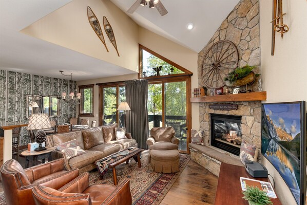 TV, fireplace, DVD player, books - Mountain Living at its Finest! Ski-In-and-Out, 
Pvt Hort Tub, Jacuzzi, Sleeps 9 (Breckenridge)