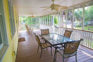 Outdoor dining - Classic Style Sullivan's Island house - Very Charming! 1 block to beach & walk to fabulous dining! (Sullivans Island)