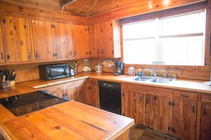 Microwave, oven, stovetop, dishwasher - Classic Style Sullivan's Island house - Very Charming! 1 block to beach & walk to fabulous dining! (Sullivans Island)