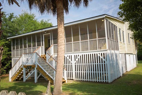 Classic Style Sullivan's Island house - Very Charming! 1 block to beach & walk to fabulous dining!