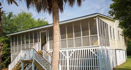 Classic Style Sullivan's Island house - Very Charming! 1 block to beach & walk to fabulous dining!