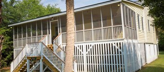 Classic Style Sullivan's Island house - Very Charming! 1 block to beach & walk to fabulous dining!