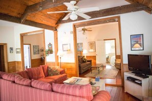 TV - Classic Style Sullivan's Island house - Very Charming! 1 block to beach & walk to fabulous dining! (Sullivans Island)