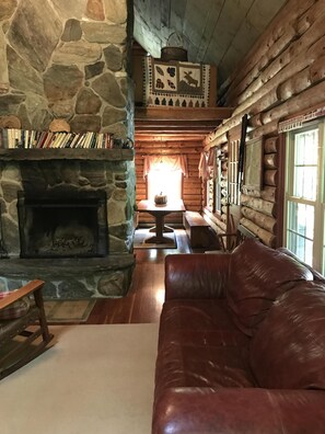Smart TV, fireplace, music library, video library - | Handmade 4 Bed Log Cabin | 5 Min From Skiing | (Chester)